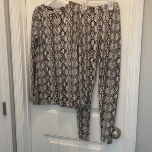 Zenana snakeskin print Microsoft set